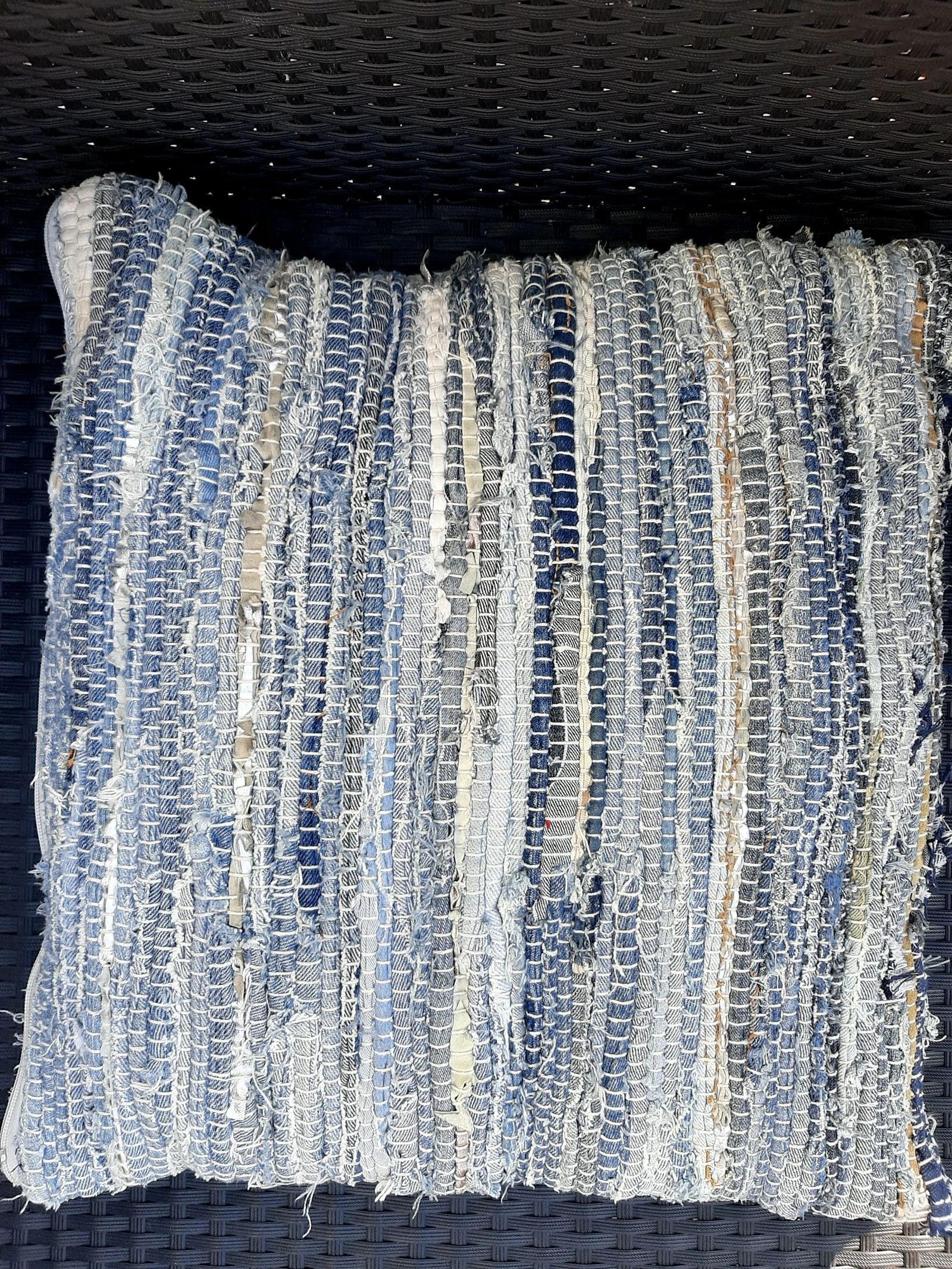 Coussin 45x45 cm fabriqué à partir de vieux jeans – photo 2